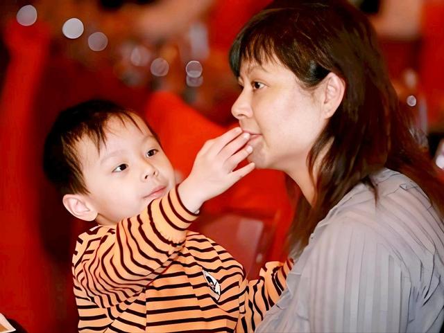 唐国强的“糟心事”：两个儿子都是残疾，难怪他73岁也不敢退休！