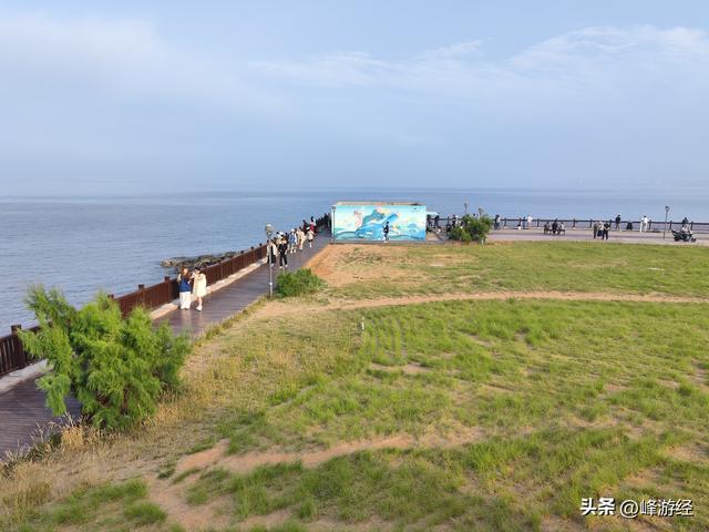 月亮湾看小朋友在礁石间捉螃蟹，徒步海昌渔人码头沐浴清爽海风