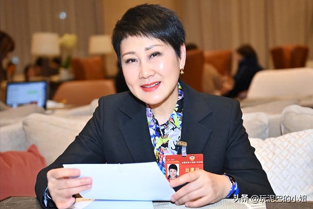 万万没想到，63岁张凯丽因九三阅兵上的一个动作，实现口碑暴增