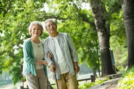 医生建议：60岁以上老人，宁可多休息，也不要随便做这4件事图片