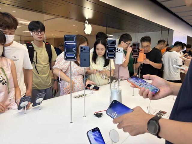 割裂！iPhone 17 Pro价格大反转：官网抢不到，渠道价却崩了？