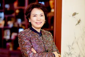 同为浙江女首富，为何周晓光向左，何巧女向右图片