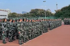 大一女生与军训教官 24 天爱情故事引热议，网友：自作自受图片