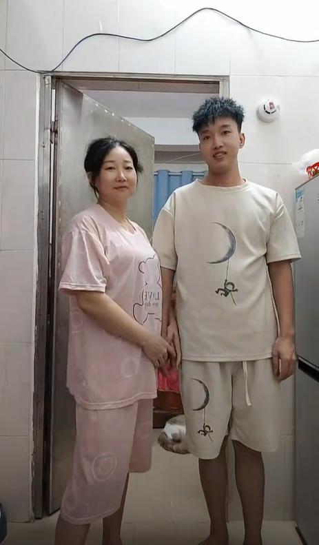 广东小伙爱上湖北大妈，他比大妈小13岁，两人恋爱后住在出租屋