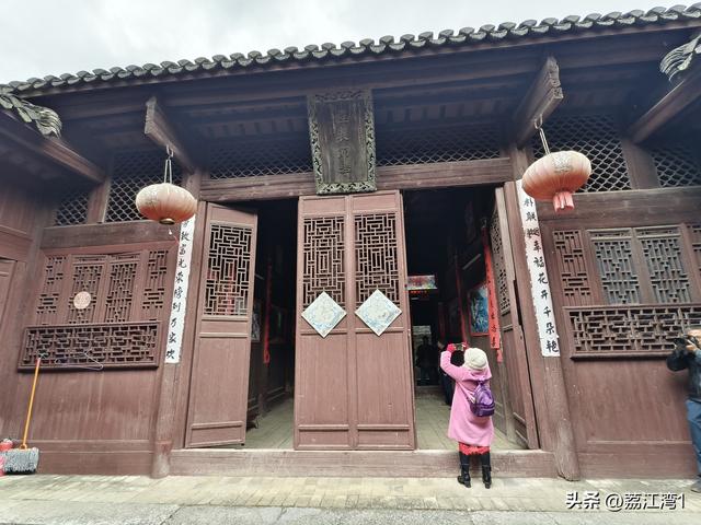 游长岗岭古村，观飘黄银杏