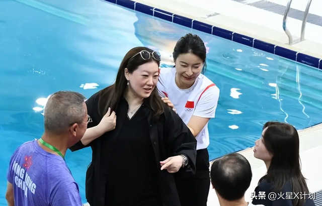 恩爱了23年，73岁的梁锦松开始衰老萎缩，47岁的伏明霞正绚烂如花