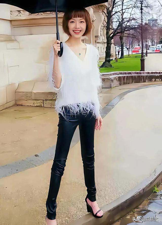 42岁贾玲和53岁鲁豫同款照好吓人，饿瘦的和运动瘦的差距太明显了