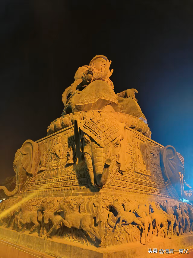 夜游呼和浩特市大召广场