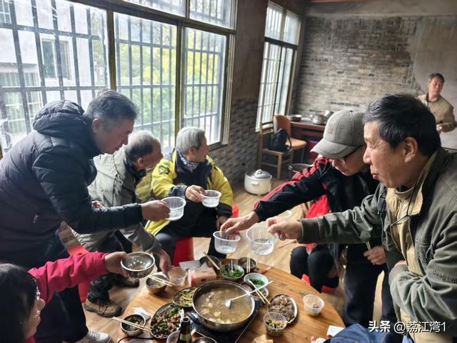 游长岗岭古村，观飘黄银杏