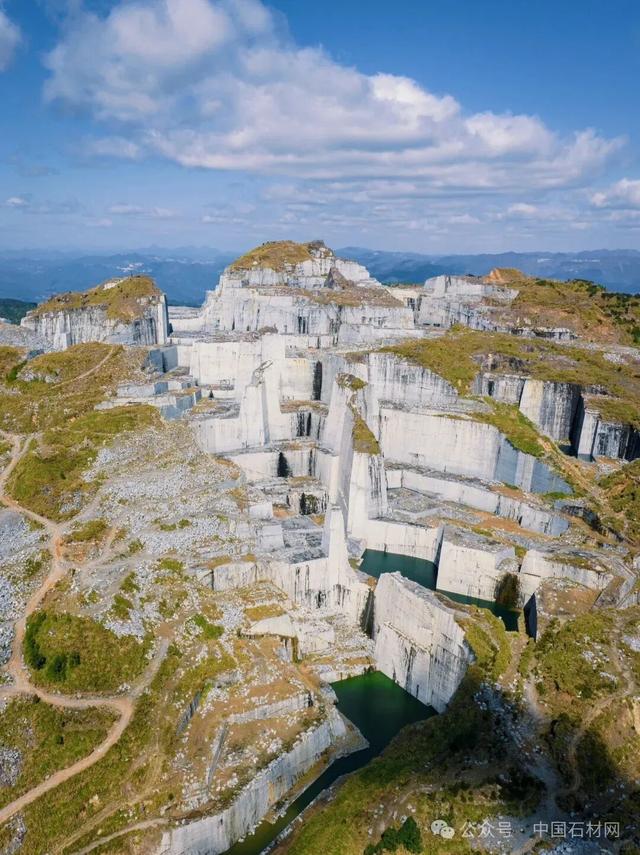 探秘福建巨无霸石材矿山，壮观景象震撼之美