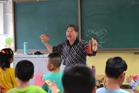 老兵的两个武器——冲锋枪消灭敌人 快板歌颂英雄图片