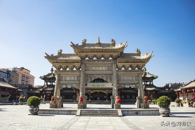 大同法华寺的白塔倾斜着，东南邑酒吧里音乐悠扬，2万步穿越古城