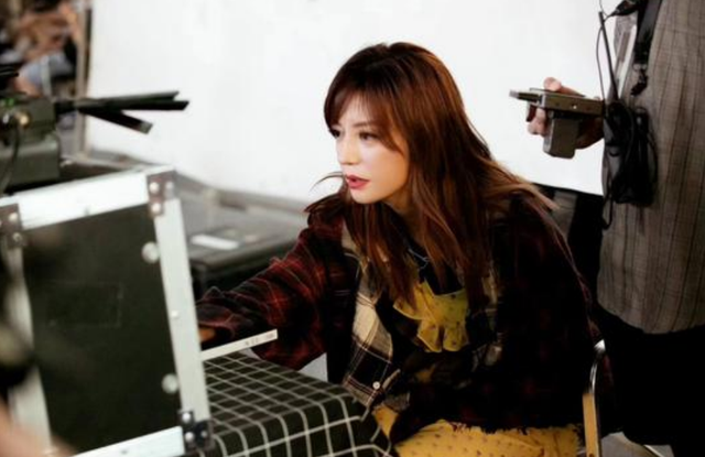 三重身份全崩盘，赵薇看似走投无路，没想到她还有另一条后路