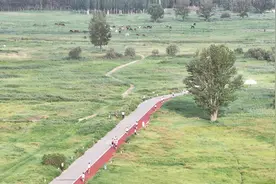 在奔跑中饱览城中草原美景图片