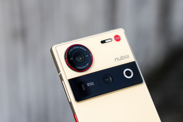 努比亚Z70 Ultra：硬核美学与未来科技的视觉交响