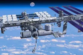 国际空间站一组电池组坠落，砸中美国一幢楼房！从楼顶直达地下室图片