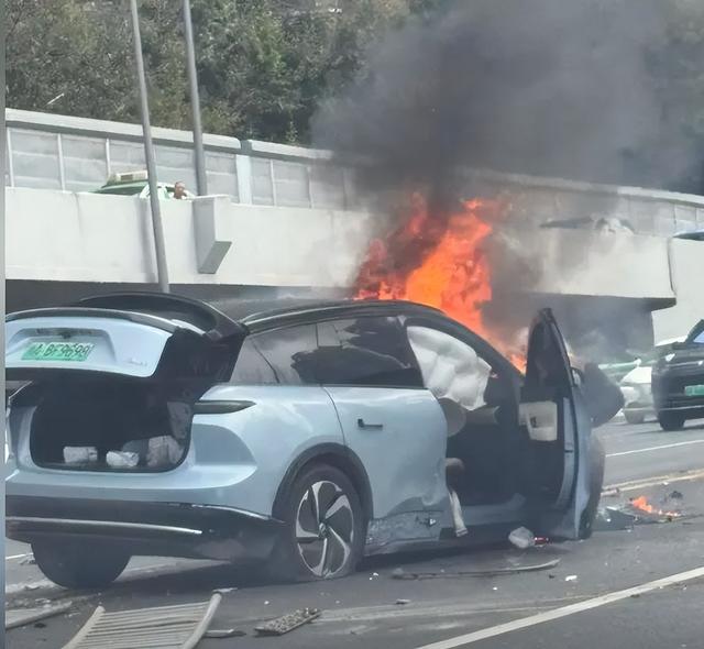 货车冲进奶茶店后续！两位女性被压死 仅30多岁，颜值很高长相漂亮