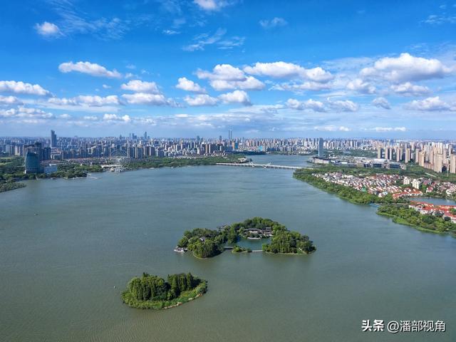 蓝天白云下的无锡蠡湖，浪漫如诗，心随浪逐，梦与湖共舞。
