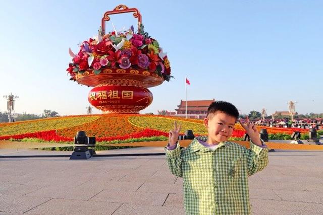 “祝福祖国”花篮亮相天安门广场吸引游客争相打卡