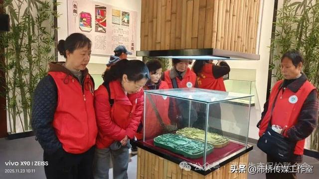 最美水杉林里志愿红