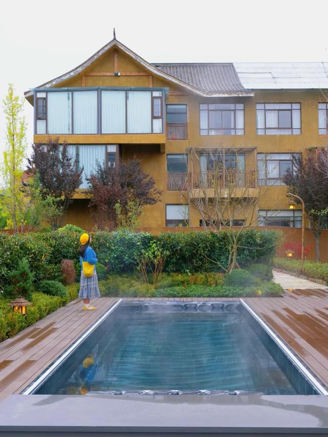 闯入秋日油画！松坪沟彩林巅峰绽放，泡私汤温泉，看千年非遗打铁花！