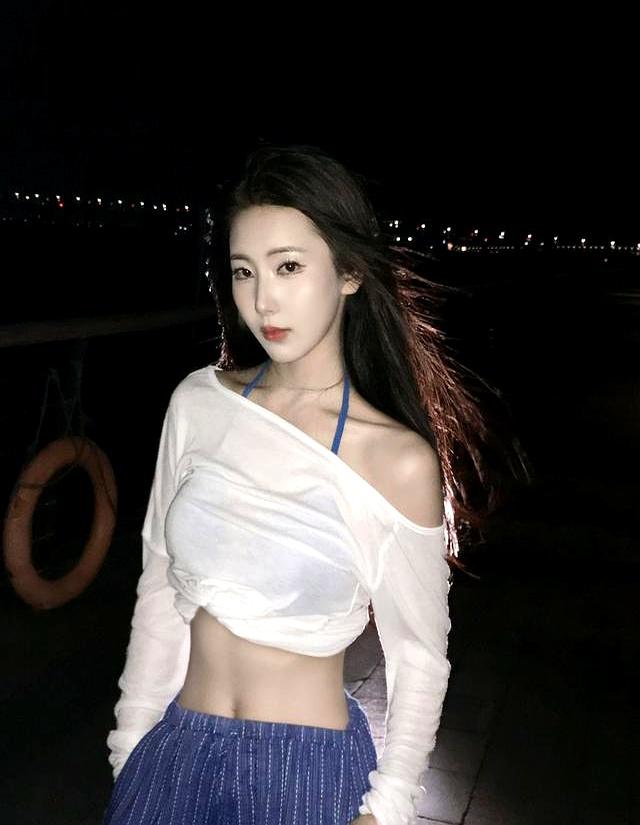 夜海风情：露肩与条纹的随性潮搭
