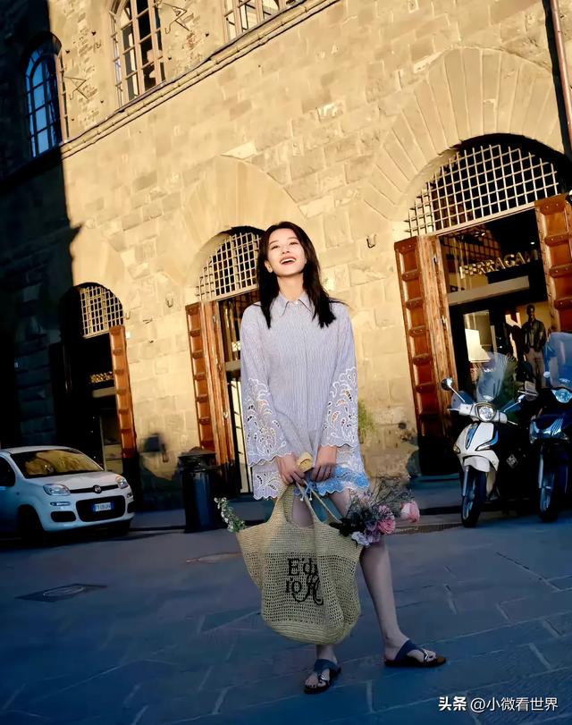 不愧是国民媳妇胸型都好看，还不大不小的既有女人味穿衣服又好看