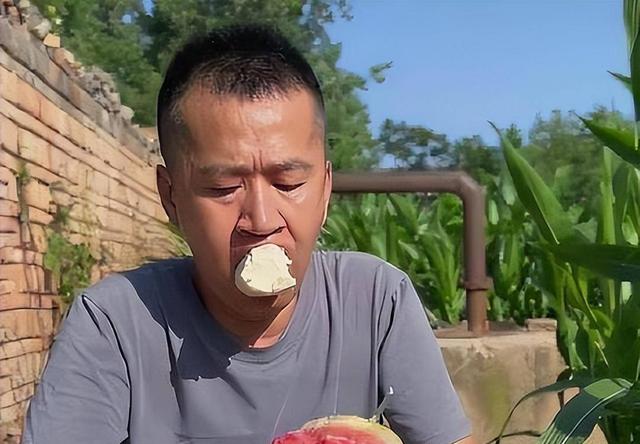 有名演员无戏可拍，回老家摆摊卖炒面，张颂文一句话揭开内娱真相