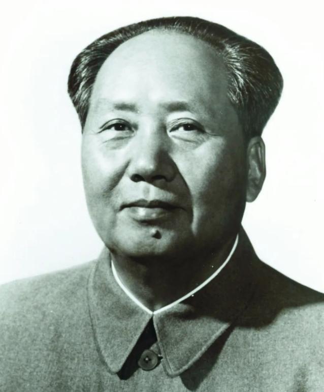 为何天安门不悬挂毛主席的照片，反倒要挂主席的画像？