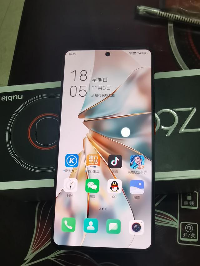 我花 700 多买了一二手「小众手机」，却学会了「放下手机」