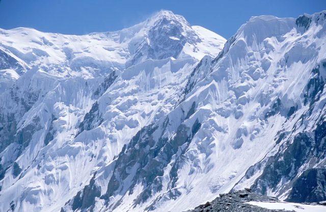 俄罗斯女登山者被困7000米天山十日，同行帮忙时殒命，救援取消