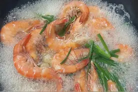 水煮虾时，水开下锅是大忌！大厨：牢记3点，虾肉鲜嫩无腥味！图片