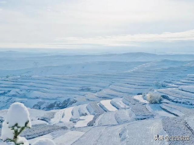 安定区：初雪漫山 与秋色撞个满怀