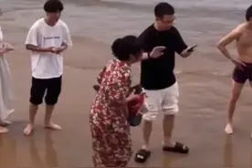 女子海边只顾低头玩手机，三个孩子没了影踪。网友：狠狠上一课图片