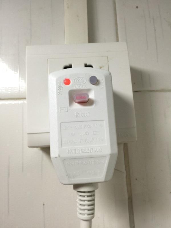 平板式太阳能热水器怎么使用电加热？