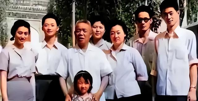 韩先楚的夫人有多美？这是1970留影	，她50岁，皮肤白皙，气质非凡