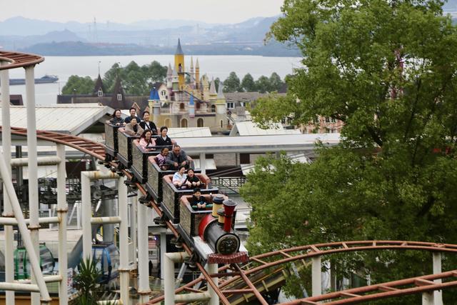 秋假“情绪消费”成亲子游新热潮 重庆入选热门目的地TOP10