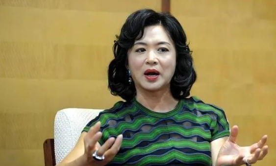 57岁金星定居法国，身材发福满脸褶子连胸都小了，越来越像男人