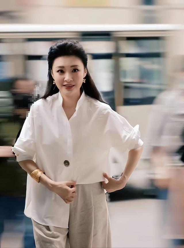 她是“央视一姐”，结婚12年选择离婚，坦然：婚姻给我的尽是痛苦