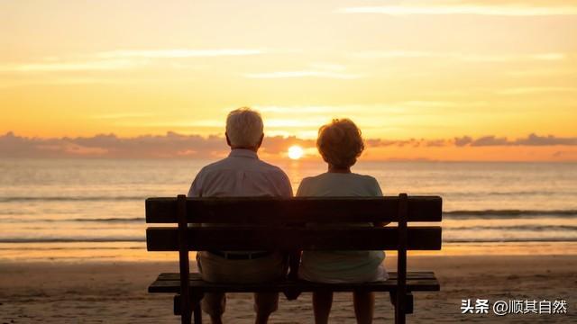 两性关系，惊人发现，60岁与异性靠近，根本不是桃花运，而是这