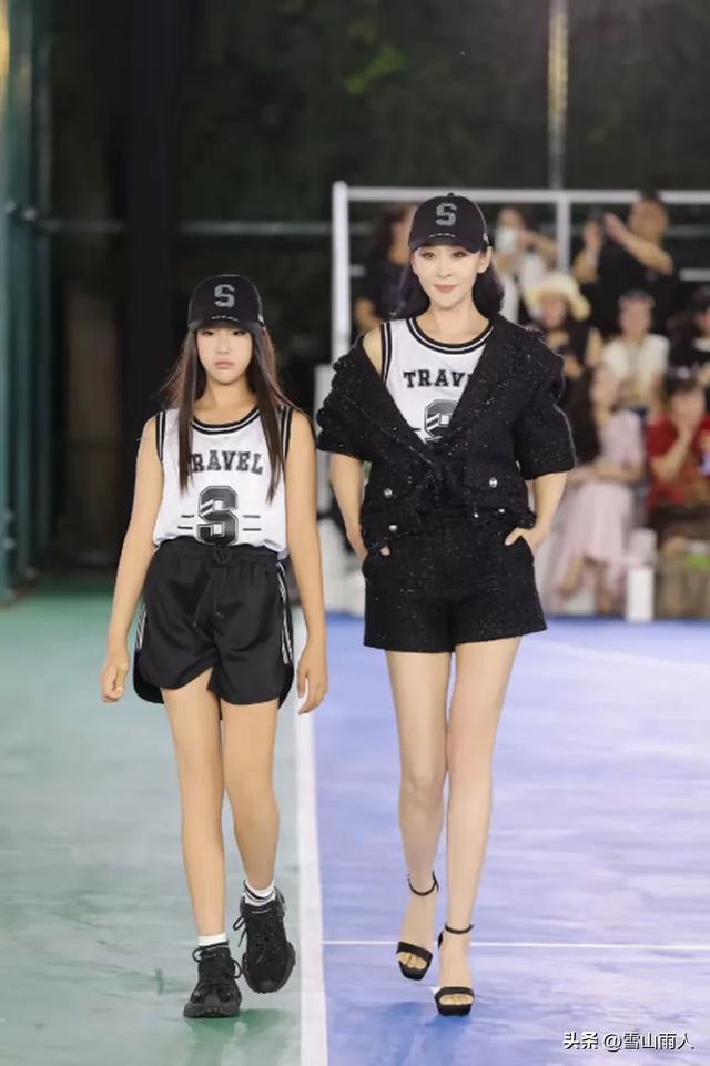 48岁苗圃一家巴黎度假:67岁富豪老公显年轻，11岁女儿长相不像她