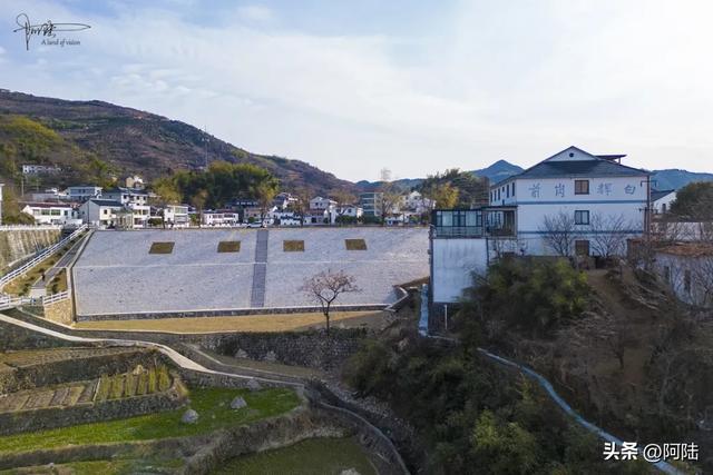 隐藏在覆卮山深处的泉岗村，距今有800多年历史，文化底蕴深厚