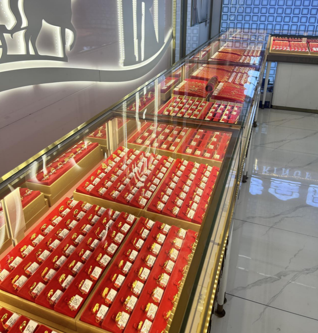 黄金暴涨但黄金店生意却冷了