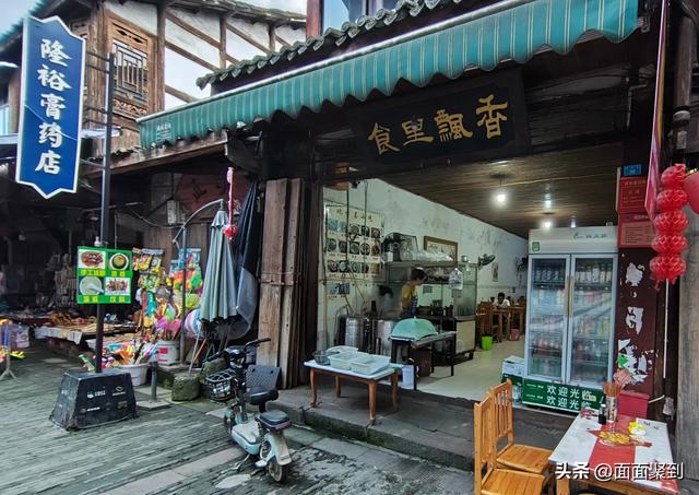在川西最沉默的古镇，与千年榕树共饮