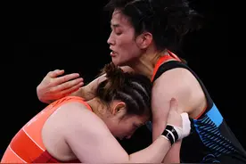 亚运会女子摔跤-周凤13-2击败吉尔吉斯斯坦选手 实现三连冠图片