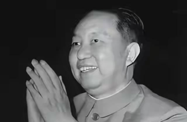 她15岁入党，18岁和主席成亲，如今仍健在，却几乎不出来露面