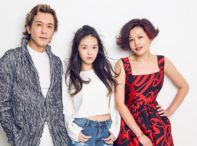 恭喜！李咏女儿官宣恋情！23岁法图麦晒和男友合影，两人有夫妻相