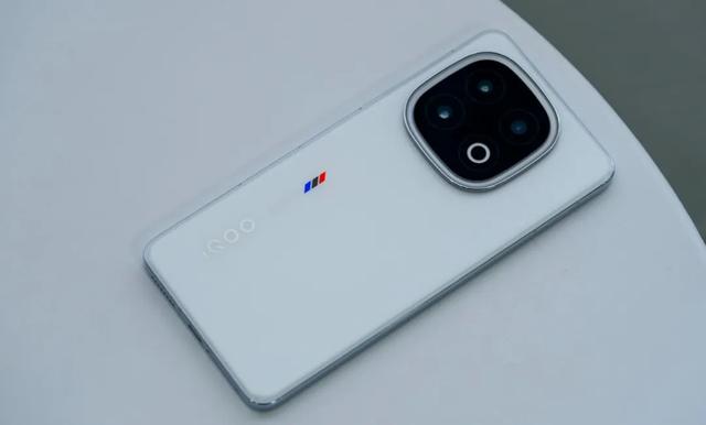 卖出130万台的二线旗舰，搭载2K直屏，如果拍照再好一点就完美了