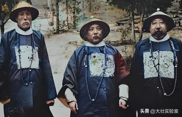 袁世凯的真实老照片：穿龙袍坐龙椅接受朝拜，姨太太确实漂亮！