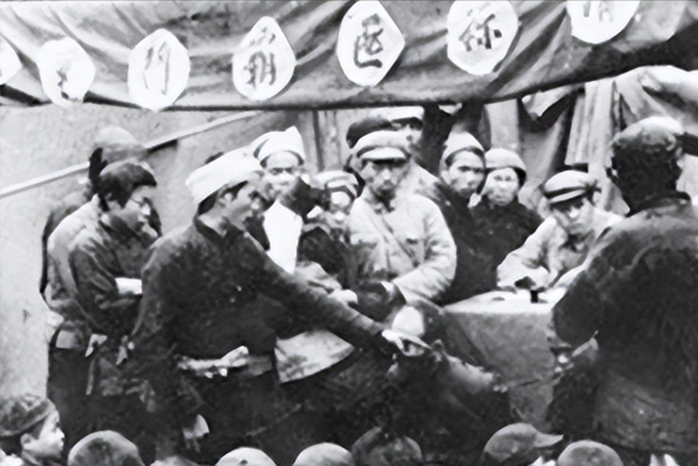 1950年，解放军剿匪到尼姑庵，一战士：这个小尼姑的胸脯有点大！